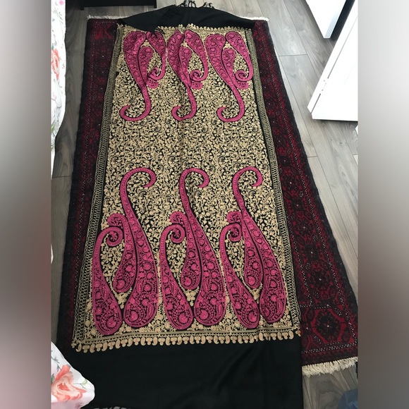 Beautiful Shawl - Picture 3 of 8